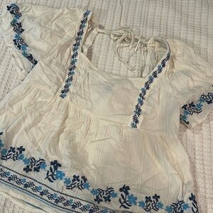 EMBROIDERED FLOWY TOP